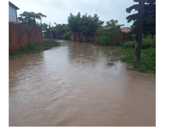 Após forte chuva, riacho transborda e alaga bairros em Floriano